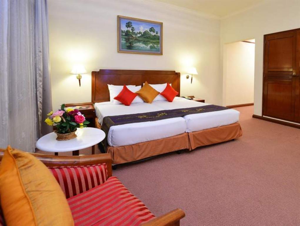 Holiday Villa Hotel City Centre Phnom Penh Exteriör bild