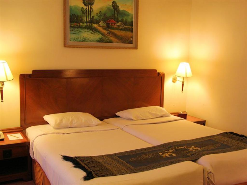 Holiday Villa Hotel City Centre Phnom Penh Rum bild