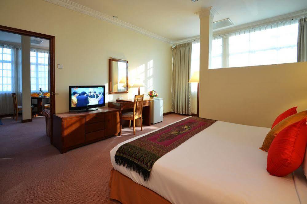 Holiday Villa Hotel City Centre Phnom Penh Exteriör bild